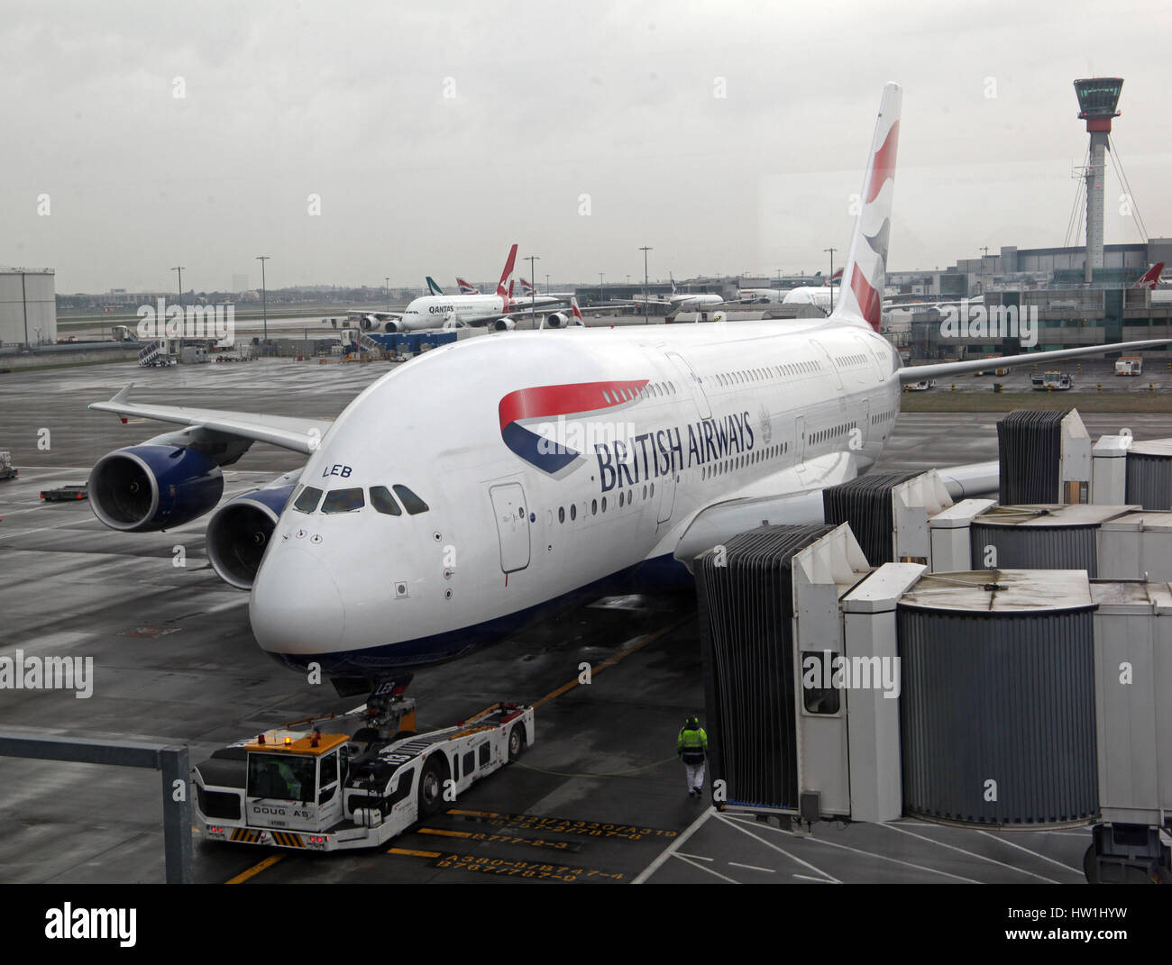eine British Airways A380 Airbus auf einem Ständer am Heathrow Airport, Großbritannien Stockfoto