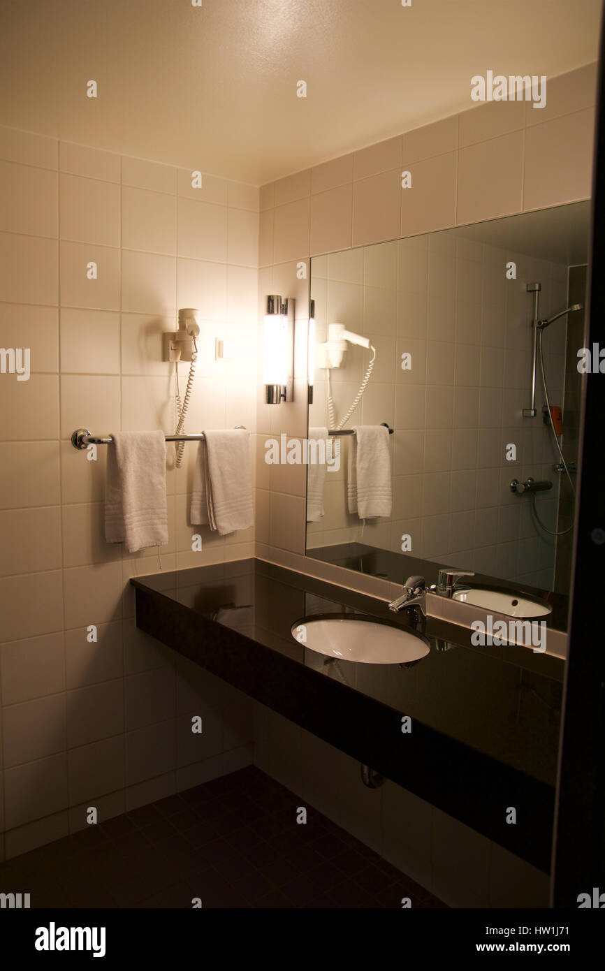 OSLO, Norwegen - 20. Januar 2017: modernes und geräumiges Badezimmersuite mit Luxus und funktional in einem Flughafen-Park Inn-Hotel. Stockfoto OSLO, Norwegen - 20. Januar 2017: modernes und geräumiges Badezimmersuite mit Luxus und funktional in einem Flughafen-Park Inn-Hotel. Stockfoto