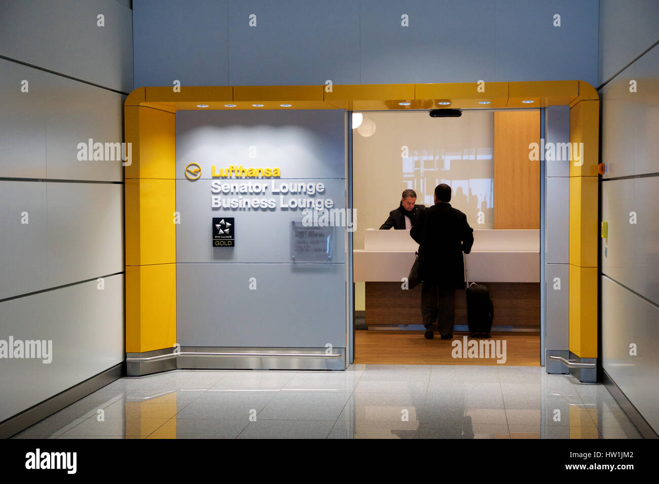 München, Deutschland - 21. Januar 2017: Interieur, Flughafen Lufthansa Senator Lounge Eingang mit Geschäftsmann Check-in Stockfoto