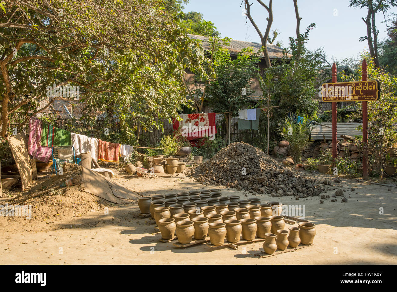 Terrakotta-Topf-Making in Yandabo, Myanmar Stockfoto