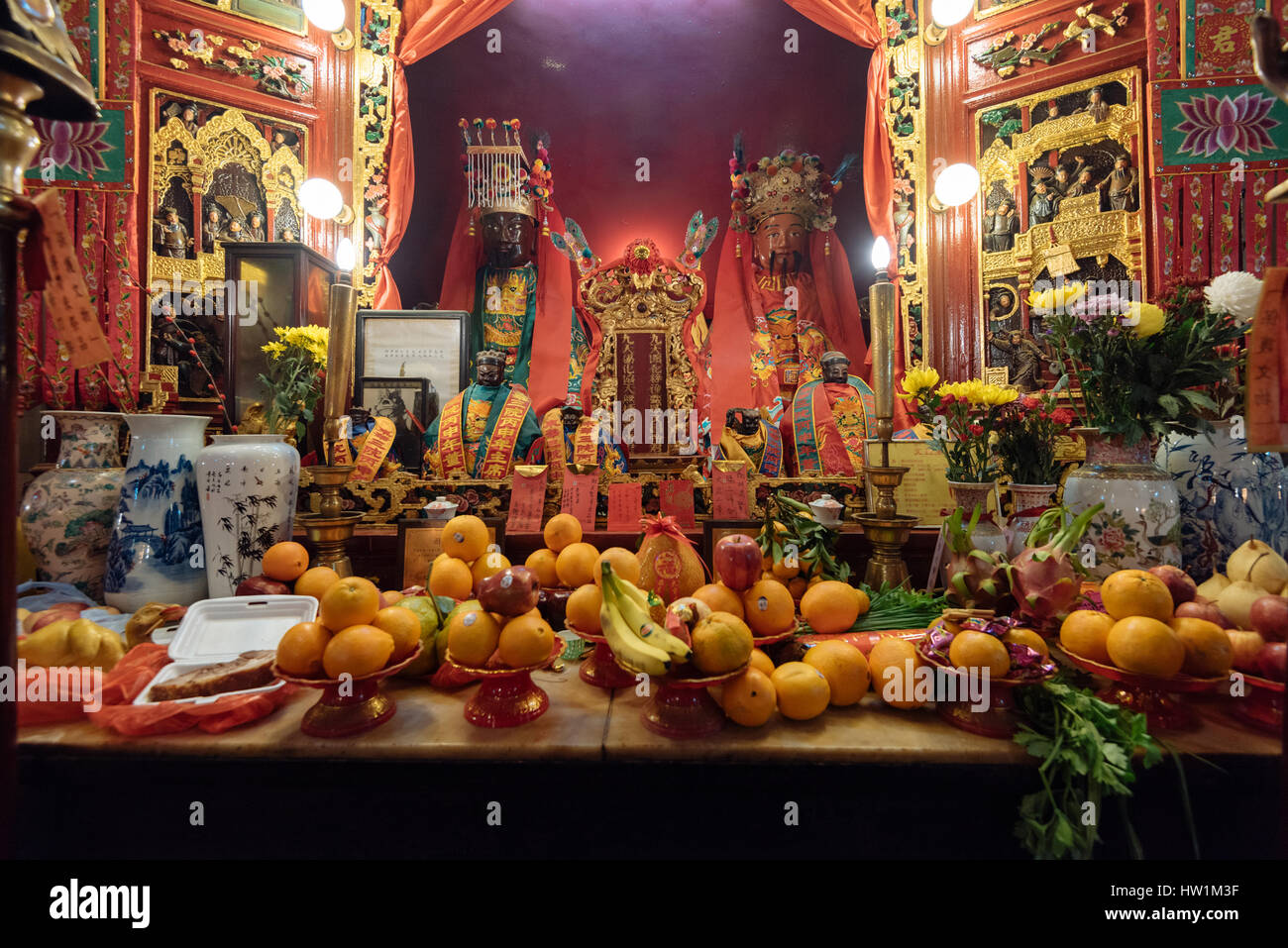 Hong Kong, Hong Kong SAR - 26. Januar 2017: Obst-Angebote liegen vor religiösen Figuren Mann Mo buddhistischen Tempel an der Hollywood Road / Stockfoto