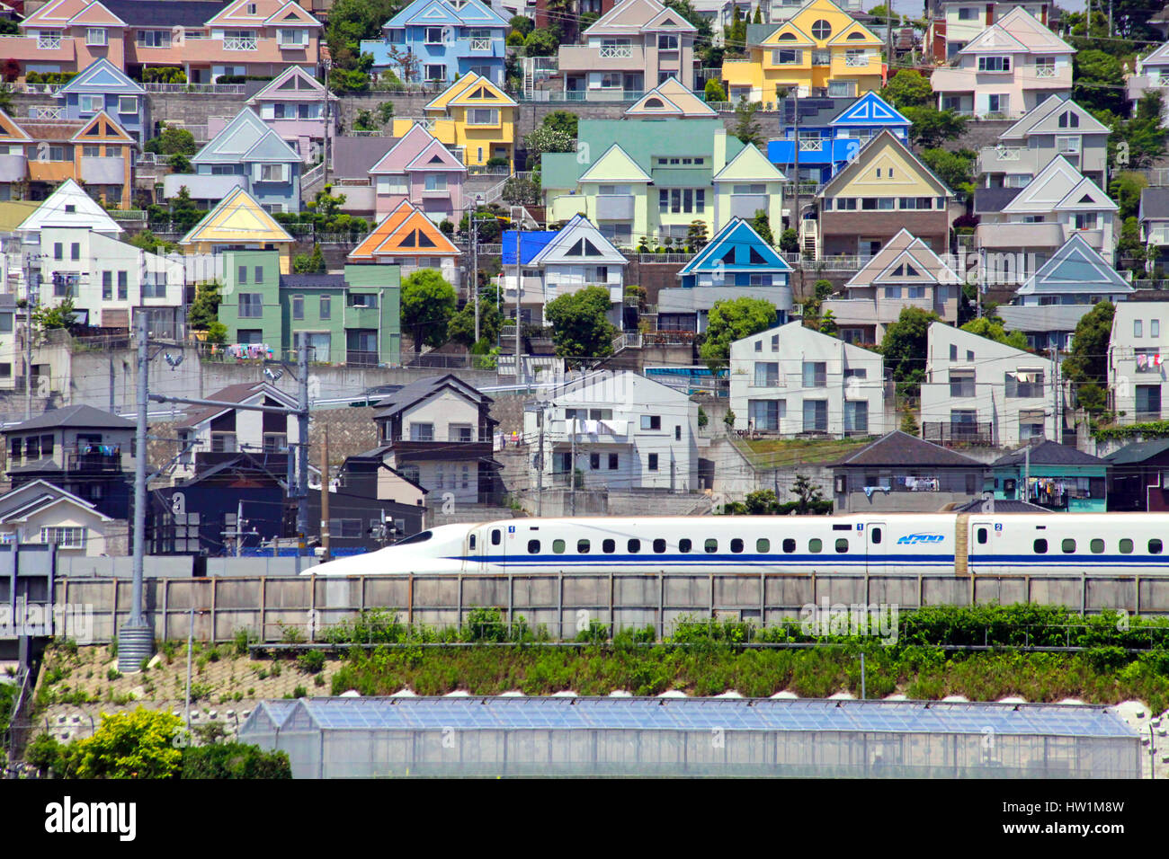 Hochgeschwindigkeitszug durch modernes Wohngebiet in Kanagawa, Japan Stockfoto