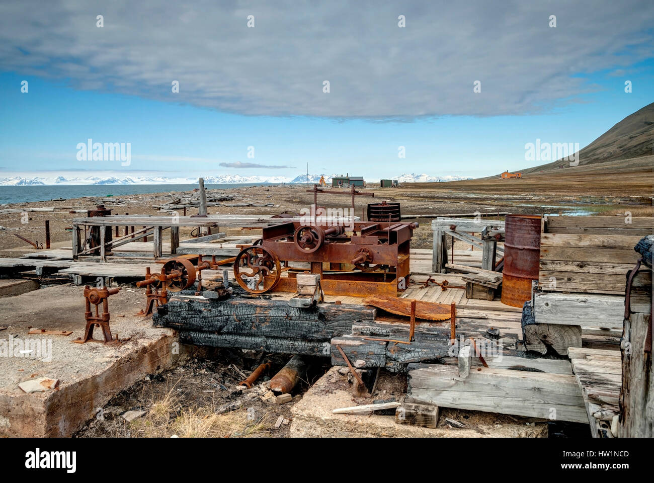 Alte rostige Bergbaumaschinen am Ufer in Svalbard, Norwegen Stockfoto