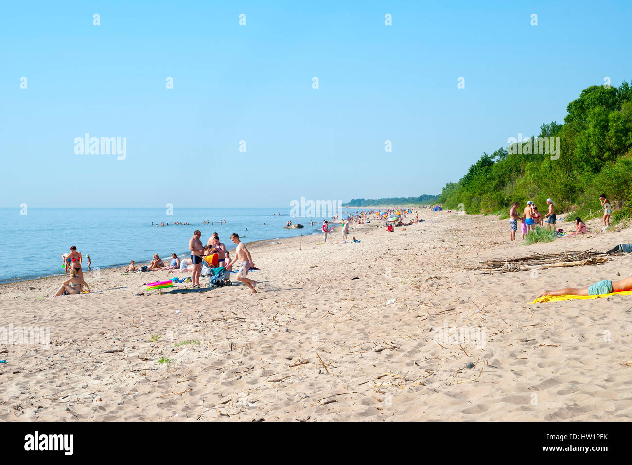 KLAIPEDA, Litauen - Juli 4: Menschen am Sandstrand in Klaipeda unter Sonnenlicht. Juli 2016. Stockfoto