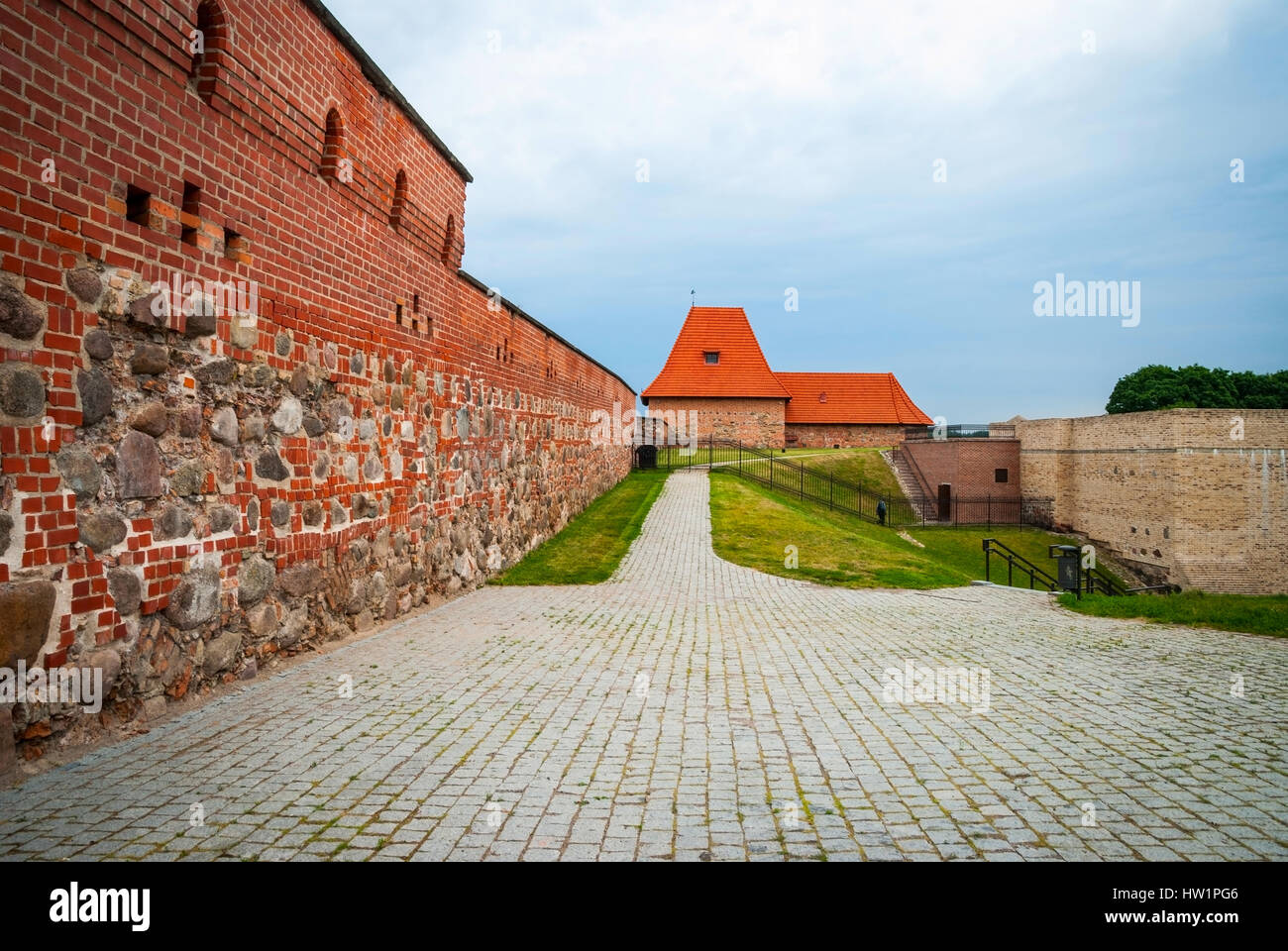 Blick auf alte Vilnius Burg mit roten Backsteinmauer bei bewölkten Tag Stockfoto