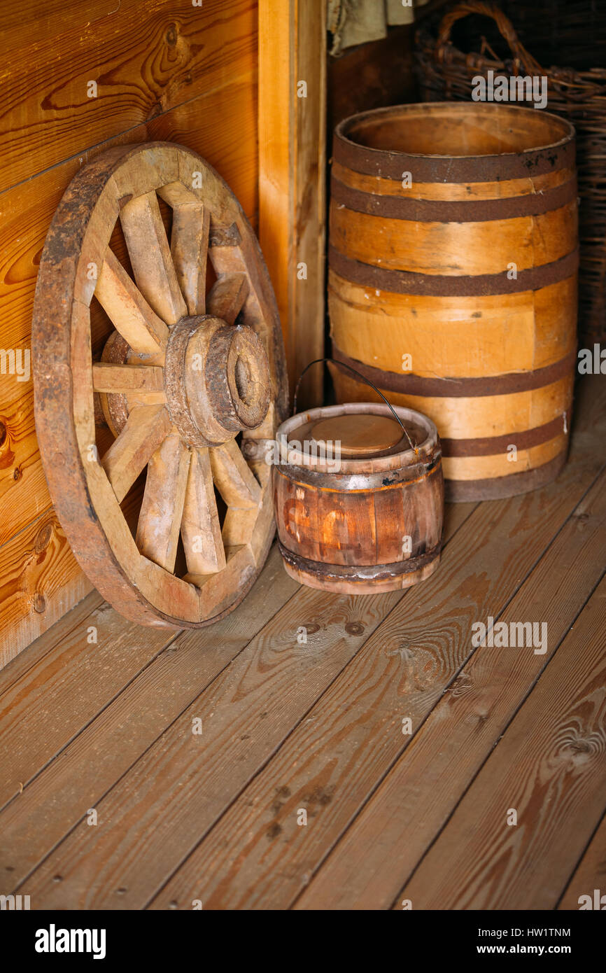 Elemente des Lebens der russischen Bauern 16-19. Jahrhunderts. Hölzerne Wagenrad, Fass. Russland Stockfoto