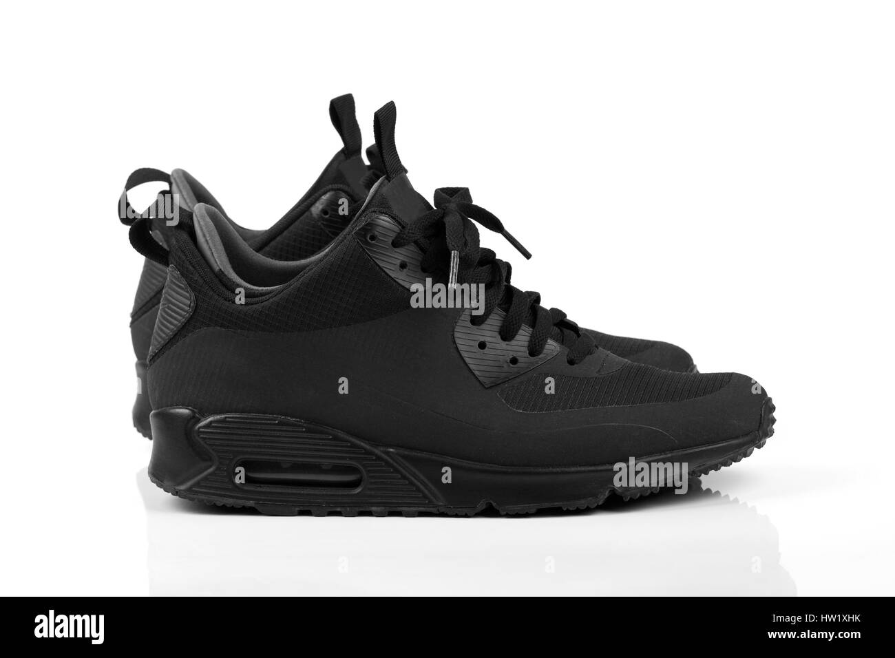 trendige Schwarze casual Sneaker isoliert auf weißem Hintergrund Stockfoto