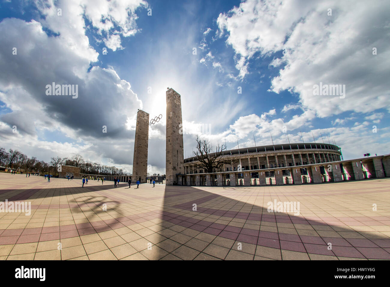 Das Olympiastadion wurde 1934-36 für die Olympischen Sommerspielen 1936 in Berlin von dem deutschen Architekten Werner März. Das Stadion wurde für die 1974 verwendet eine Stockfoto