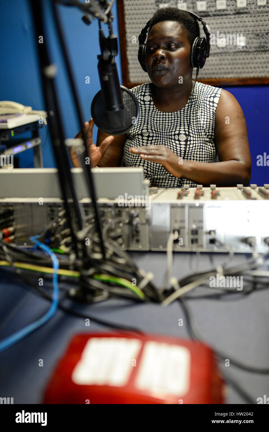 UGANDA, Arua, Radiosender Radio Pacis, Reporter ON AIR Radio Stockfoto