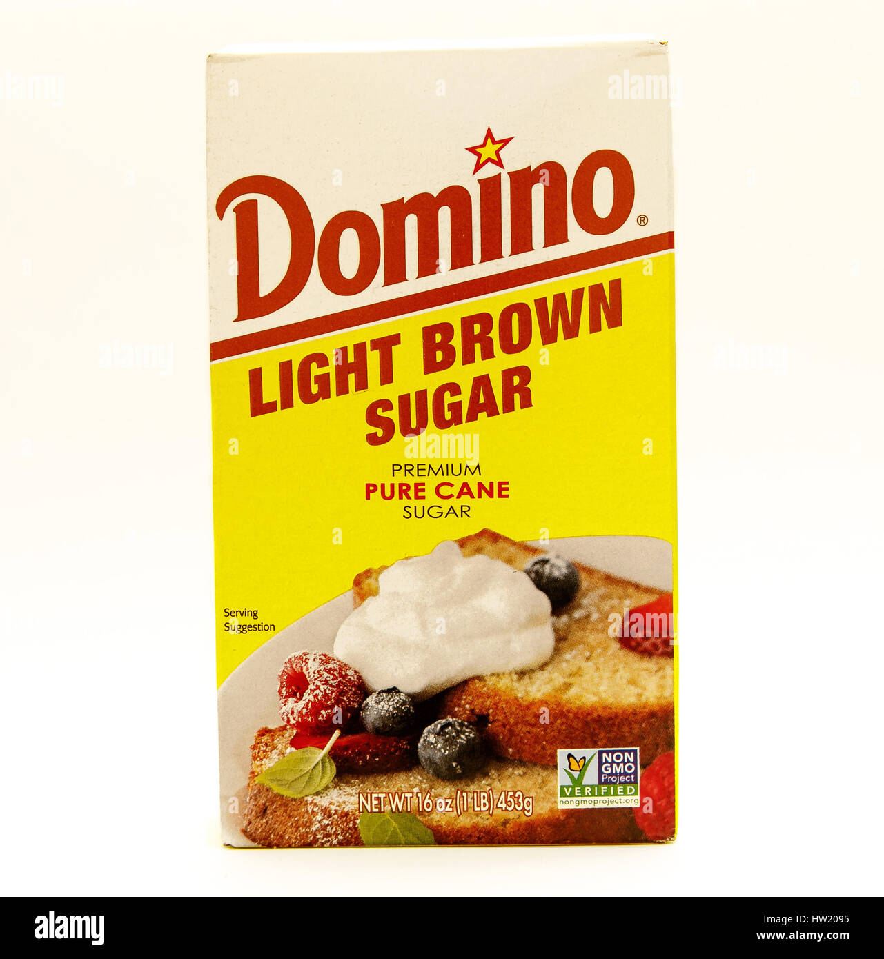 Eine Packung Domino hellbraun Zucker steht gegen den weißen Hintergrund. Stockfoto