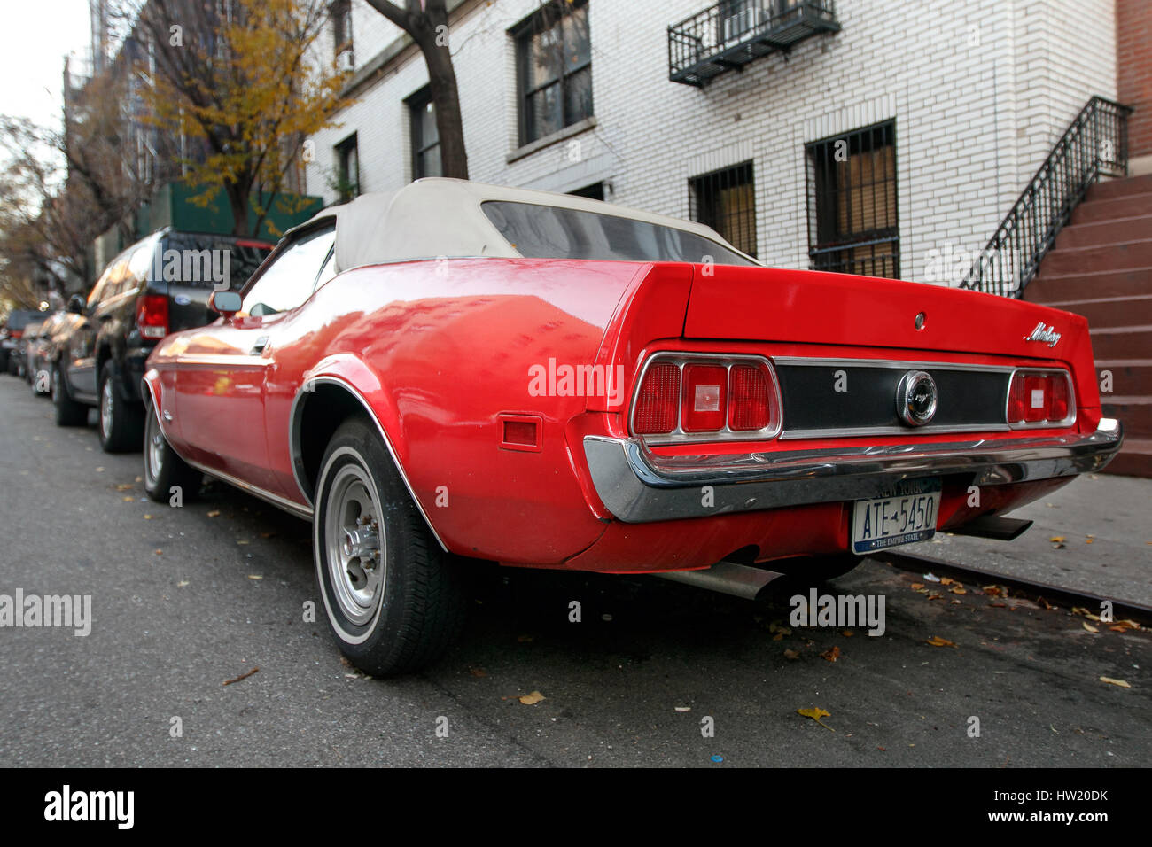 New York, 28. November 2016: Ein Klassiker, den roten Ford Mustang auf der Straße in Manhattan geparkt ist. Stockfoto
