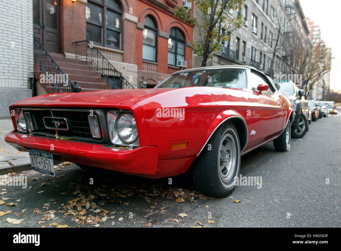 New York, 28. November 2016: Ein Klassiker, den roten Ford Mustang auf der Straße in Manhattan geparkt ist. Stockfoto