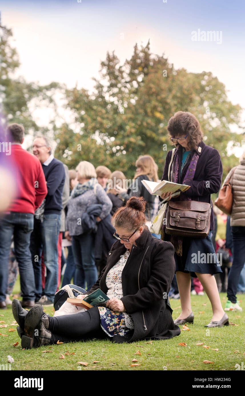 Besucher, die Sunday Times Cheltenham Literaturfestival Oktober 2016 Stockfoto