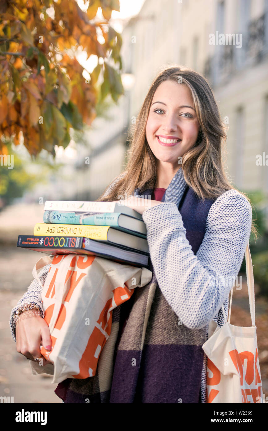 Ein Festival Veranstalter tragen Bücher am Sonntag Mal Cheltenham Literature Festival Oktober 2016 Stockfoto