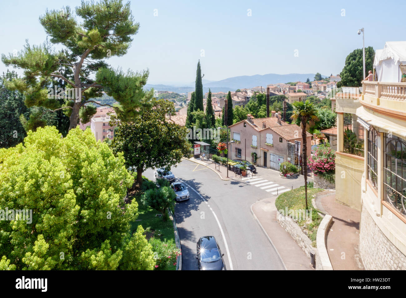 Erhöhten Blick auf die alpine Stadt Grasse in der Provence, mit Balkonen, Bäume und Menschen genießen den Sommer. Stockfoto