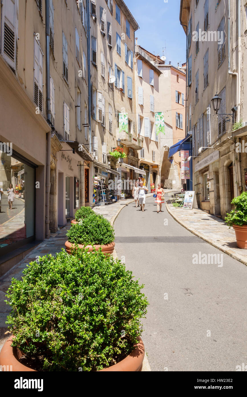 Blick entlang einer schmalen, sonnige Straße in Grasse, Provence, Frankreich.  Eine schöne, historische, alpine Stadt der französischen Alpen. Stockfoto