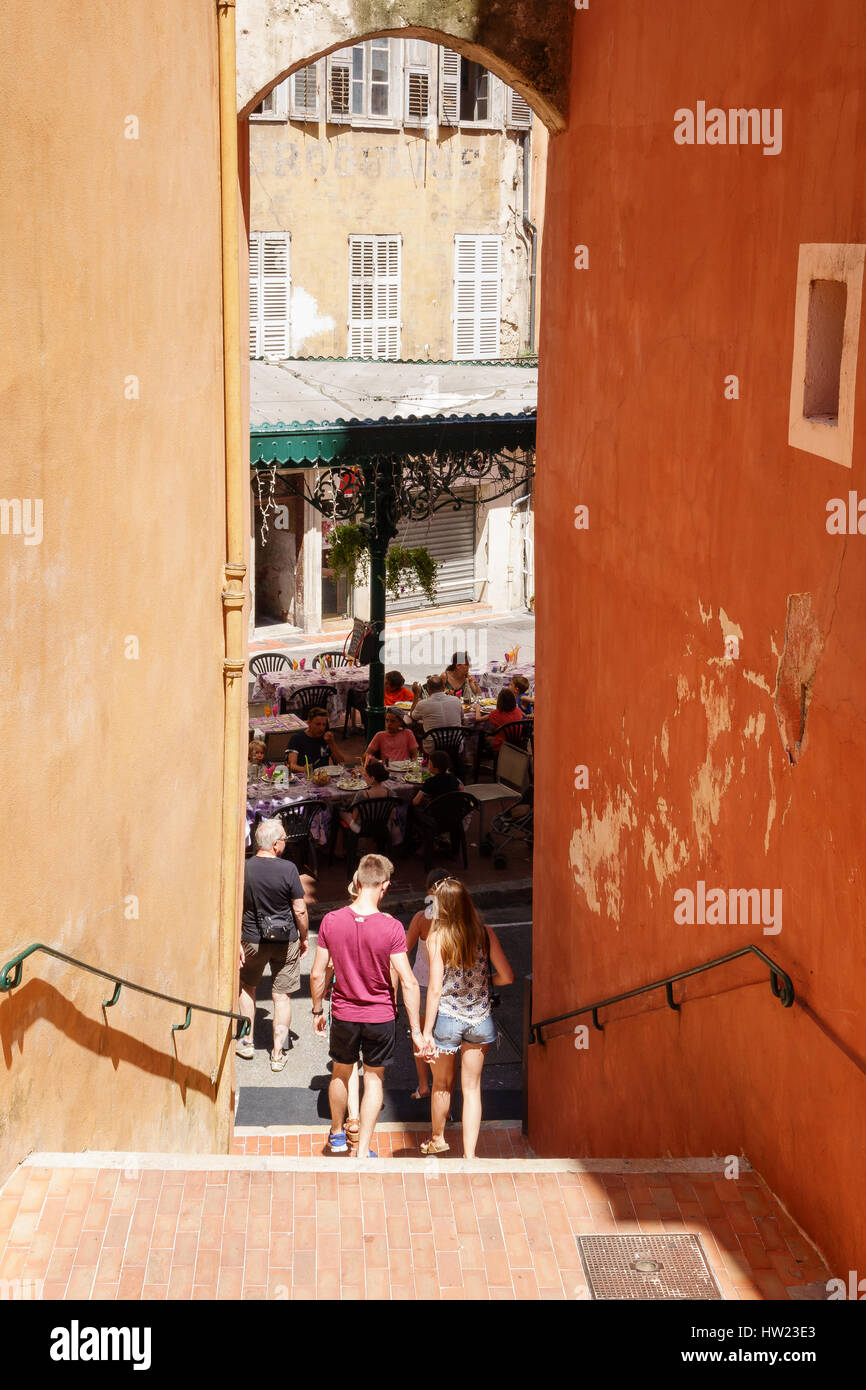 Junges Paar gehen Hand in hand nach unten Schritte in einem der vielen Engstellen in Grasse in der Provence, in den französischen Alpen. Stockfoto