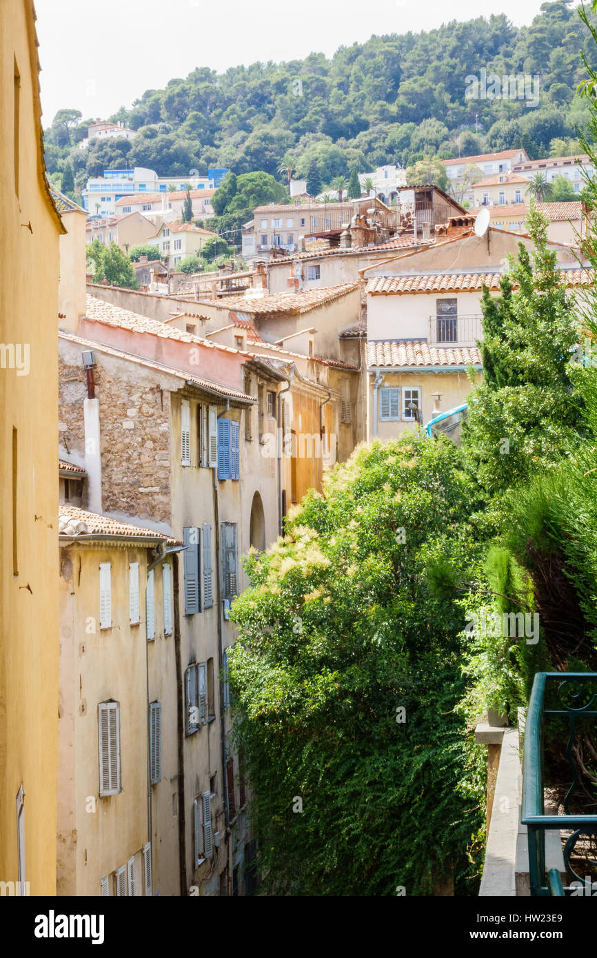Zeigen Sie in einer engen Straße in Grasse über Dächer in Richtung fernen alpine Wälder an. Stockfoto