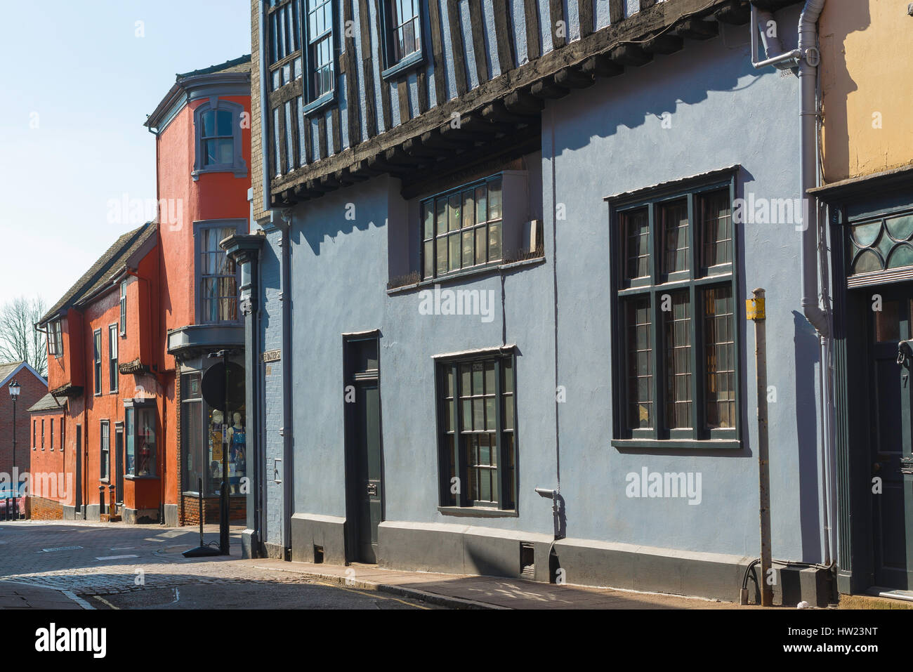 Suffolk Architektur, Blick auf farbenfrohe mittelalterliche Fachwerkgebäude, Ecke Angel Hill und Lower Baxter Street in Bury St Edmunds, Suffolk, Großbritannien Stockfoto