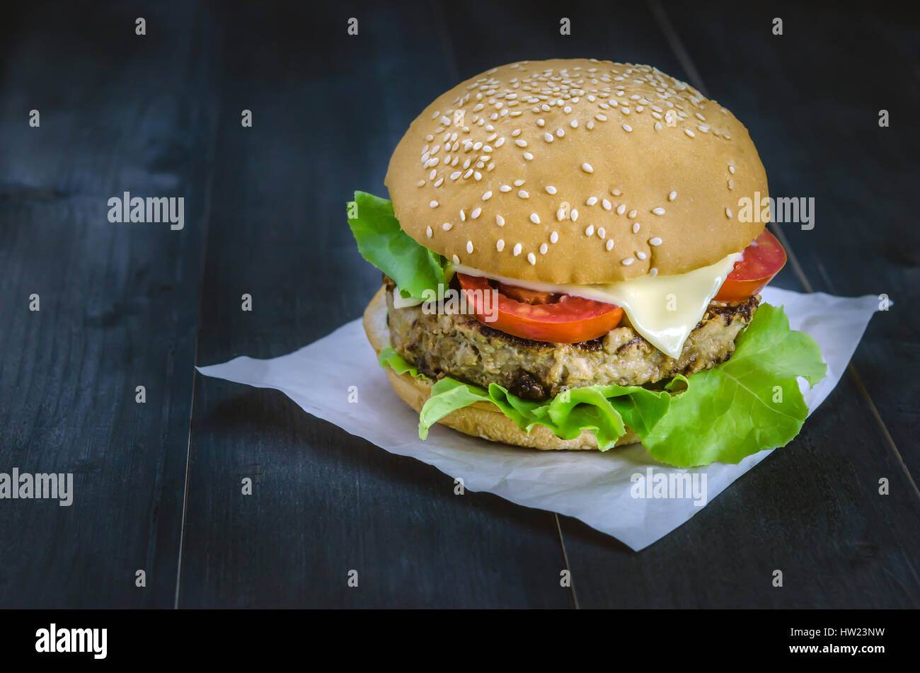 Nahaufnahme des hausgemachten Burger auf Holz- Hintergrund Stockfoto