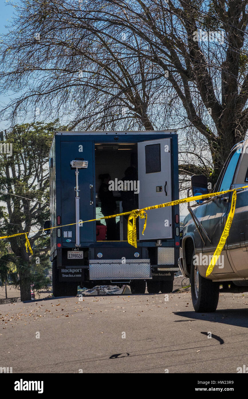 Ein Tatort mit forensischen Experten, wo ein Medikament im Zusammenhang mit Mord, geschah, nachdem ein lauter Kampf in einem ruhigen Viertel von San Leandro, Kalifornien brach Stockfoto