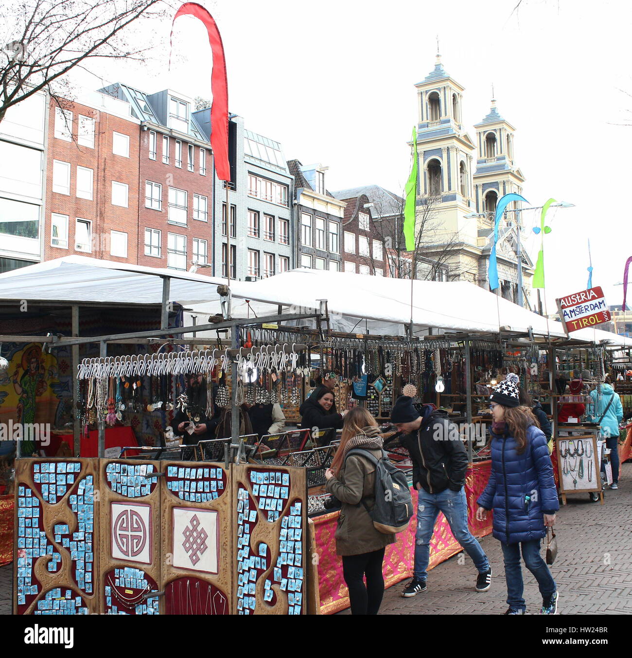 Markt und Straße-Anbietern auf dem täglichen Flohmarkt am Waterlooplein Square, im Zentrum von Amsterdam, Niederlande Stockfoto