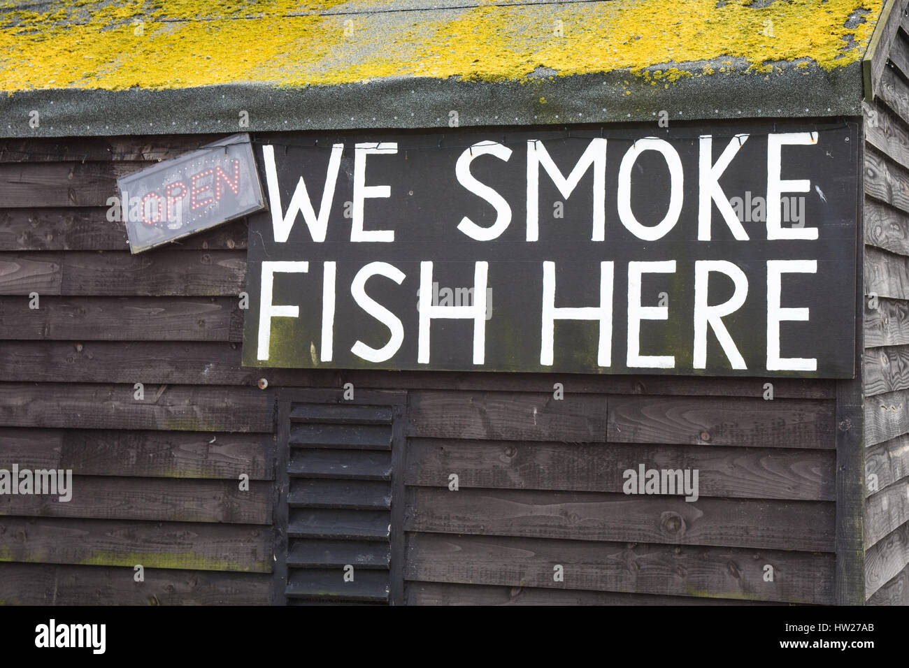Wir Rauchen hier amüsant Schild an einem Aldeburgh Fischerhütte Fisch Stockfoto