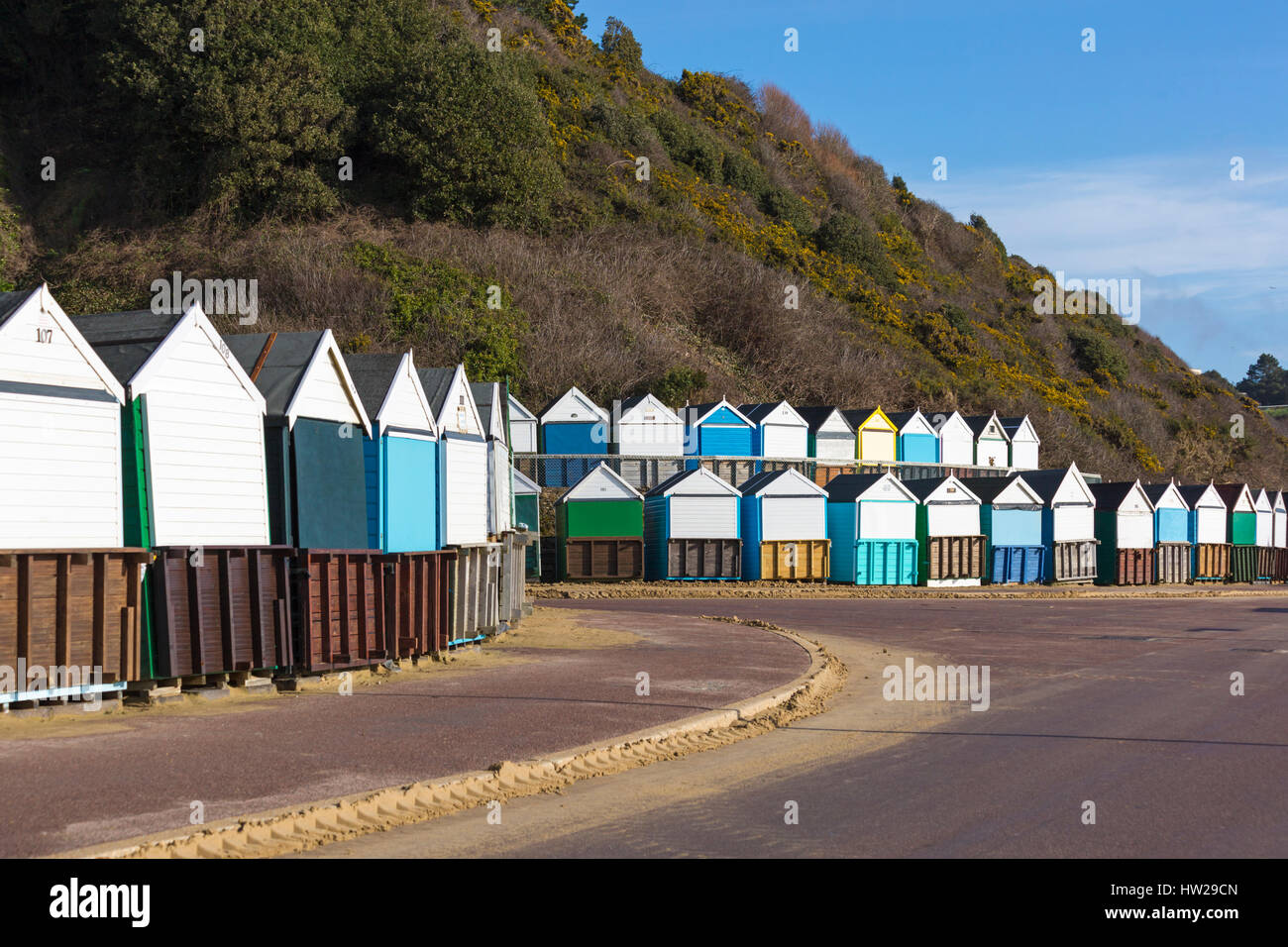 Bournemouth - Strandhütten bei mittleren Chine, Bournemouth im Februar Stockfoto