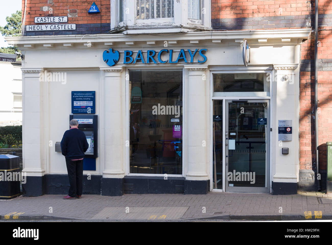 Barclays Bank-Filiale in Llangollen Denbighshire eines der wenigen verbleibenden ländlichen Bankfilialen in North East Wales offen gelassen Stockfoto