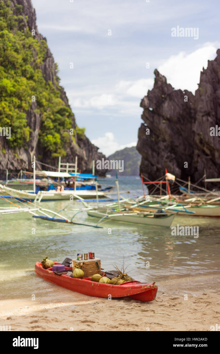 Einzigartige mobile Paradies philippinischen Insel Strand Erfrischung Shop mit traditionellen Booten, Felsen und Inseln Boden zurück. Stockfoto