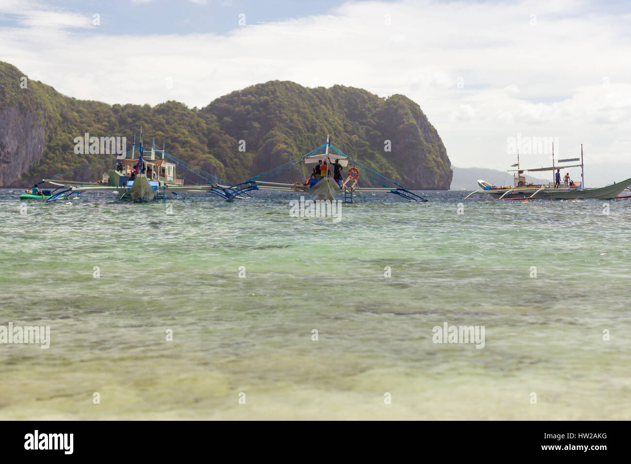 Tradition Filipino Pumpe Boote der Ufer von einer paradiesischen Insel Rundfahrt mit Hintergrund von einer der Inseln der Hoffnung. Stockfoto