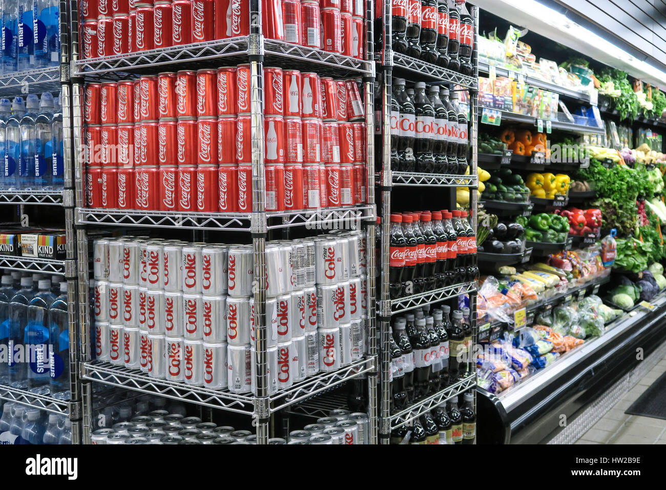 End-Aisle Anzeige von CocaCola Erfrischungsgetränke, D'Agostino Grocery Store in New York City, United States Stockfoto