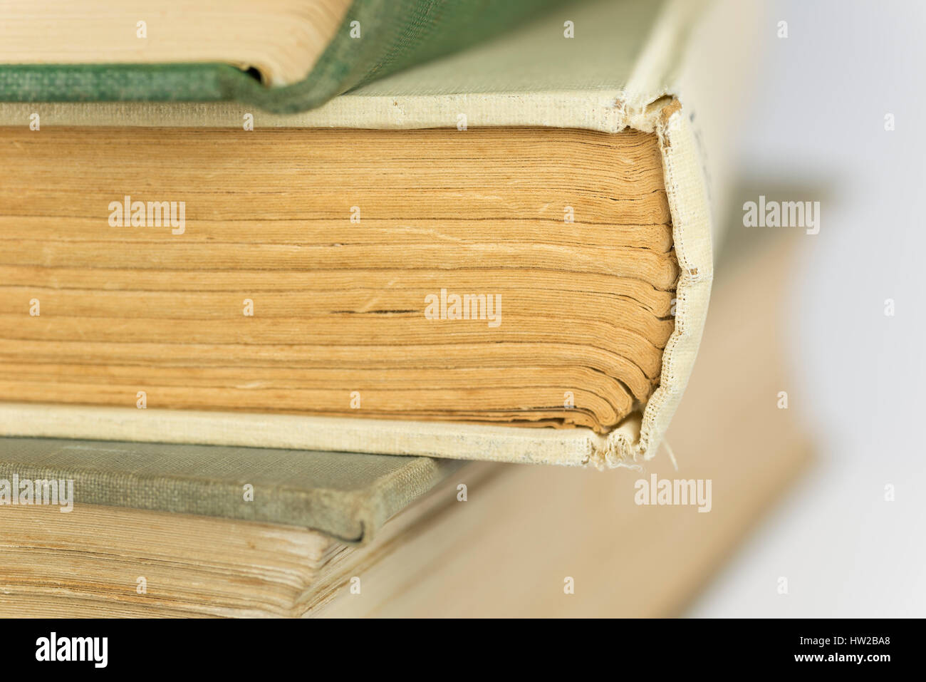 Gestapelte alte gebunden und vergilbte Bücher als Hintergrundbild Stockfoto