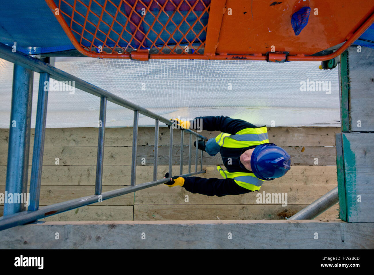 Bauüberwachung der Bau von temporären Gerüststruktur für Bauentwicklung in Portsmouth Stockfoto