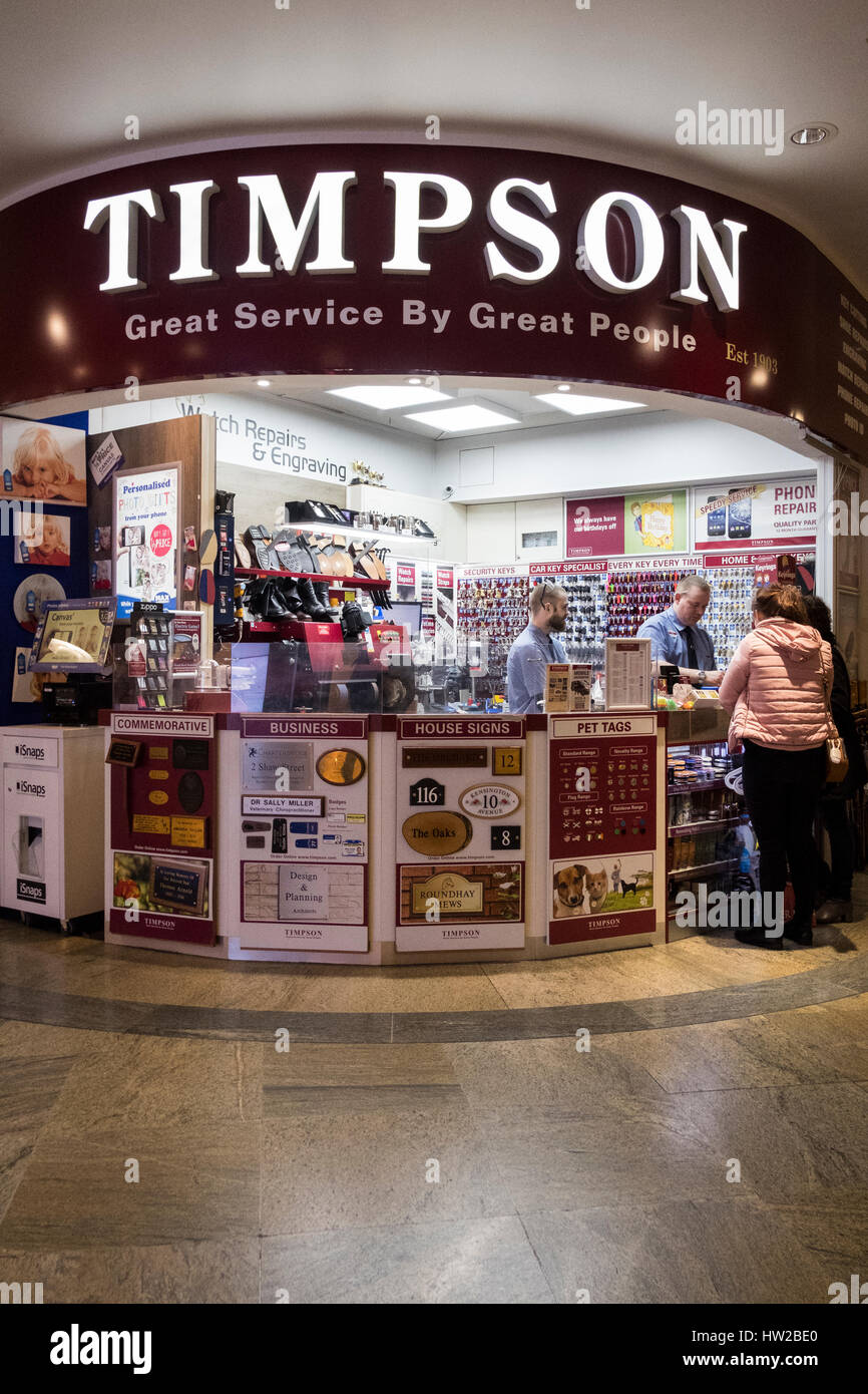 Timpson ist eine britische multinationale Einzelhändler spezialisiert auf Schuh-Reparaturen, Schlüssel schneiden und Gravieren Stockfoto