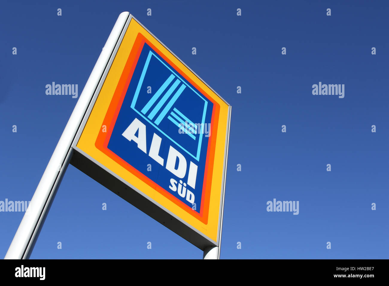 Aldi (Süd Abteilung) Zeichen gegen blauen Himmel. Aldi ist eine führende globale Rabatt Supermarktkette mit fast 10.000 Filialen in 18 Ländern. Stockfoto