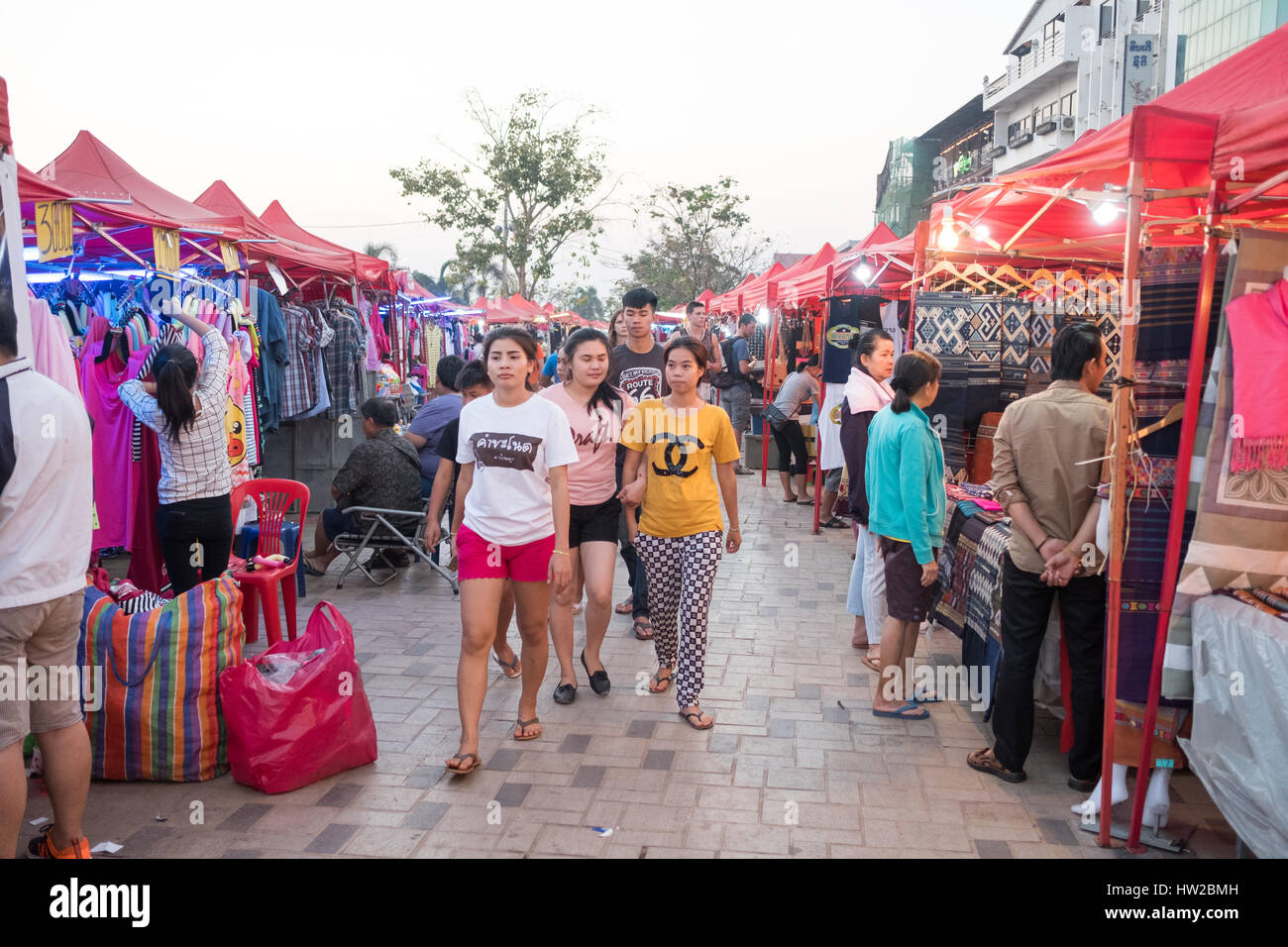 Der Nachtmarkt in Vientiane. Der berühmte Nachtmarkt ist eine wichtige touristische Attraktion in Vientiane. Stockfoto