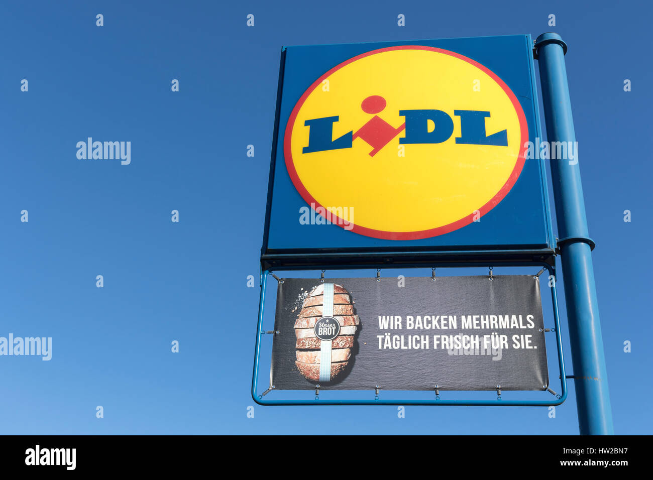 Lidl-Schild (mit inhouse Bäckerei) gegen blauen Himmel. Lidl ist die größte Supermarktkette der Rabatt in Europa. Stockfoto