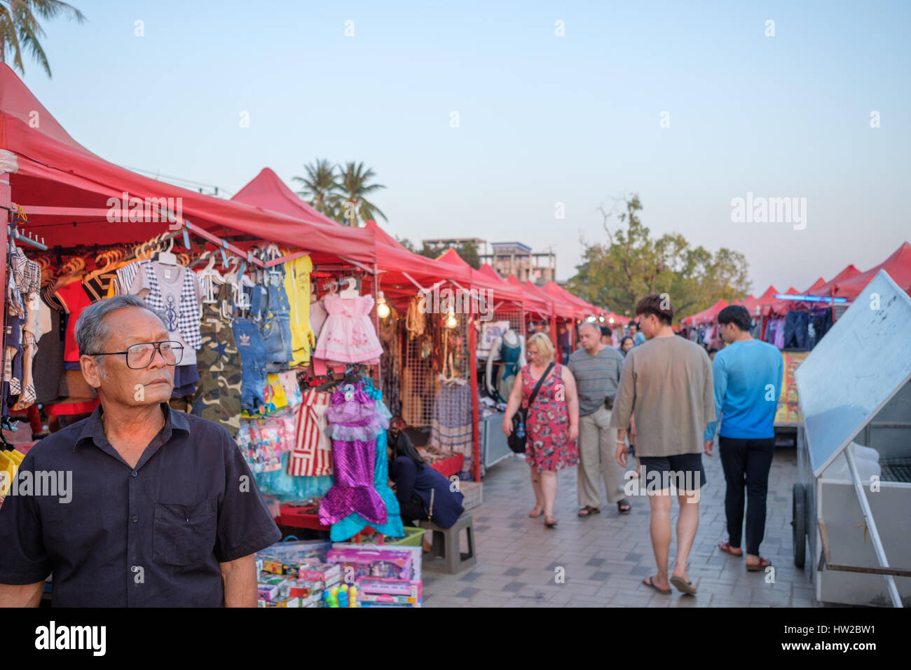 Der Nachtmarkt in Vientiane. Der berühmte Nachtmarkt ist eine wichtige touristische Attraktion in Vientiane. Stockfoto