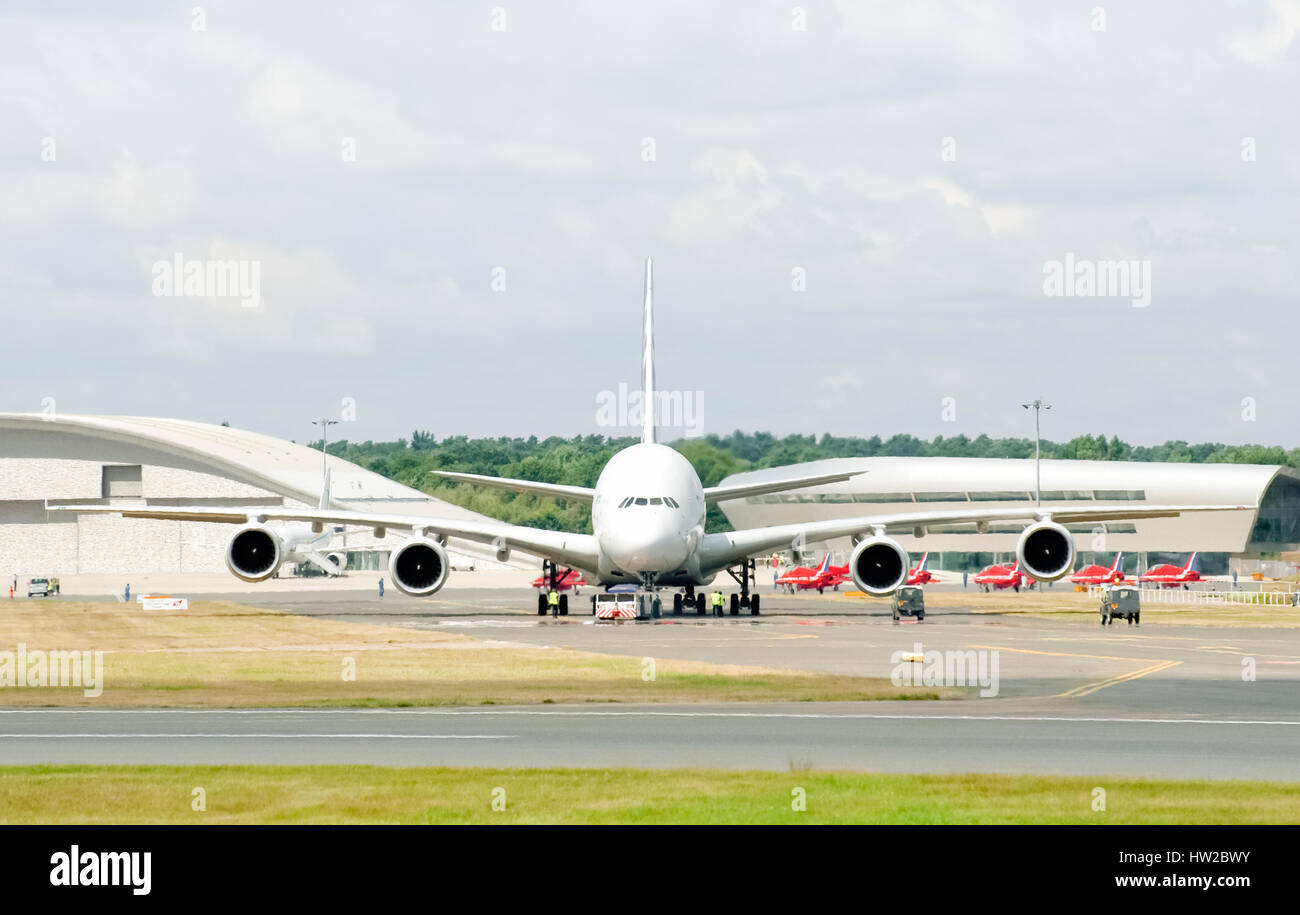 Airbus A380 in einem Hitze-Dunst in Vorbereitung für den Start mit den roten Pfeilen im Hintergrund auf der Farnborough Airshow, UK Stockfoto