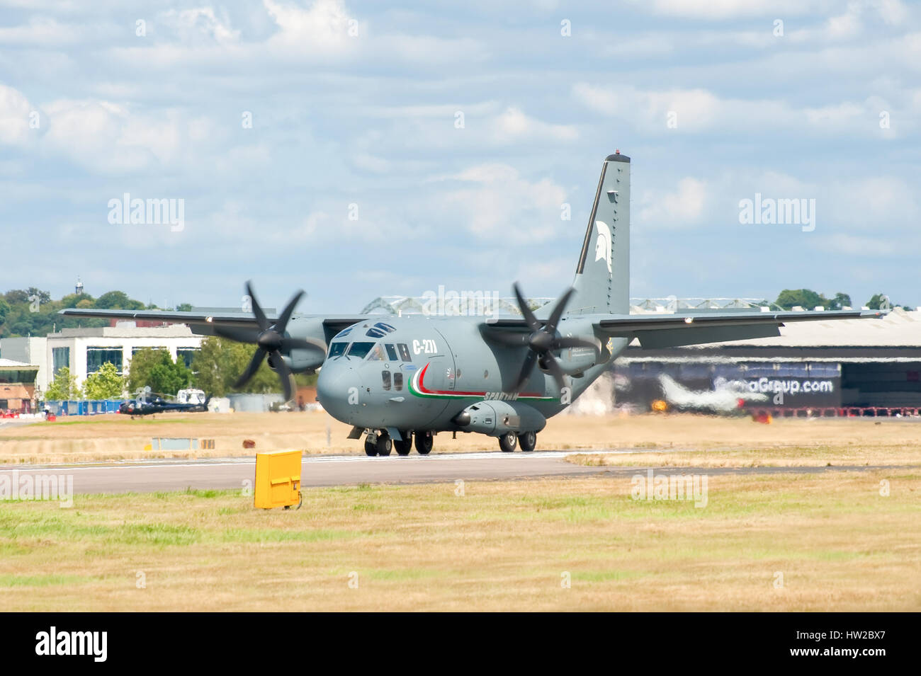 Alenia C-27J Spartan militärische Transportflugzeug Donnern über den Laufsteg auf der Farnborough Airshow, UK Stockfoto