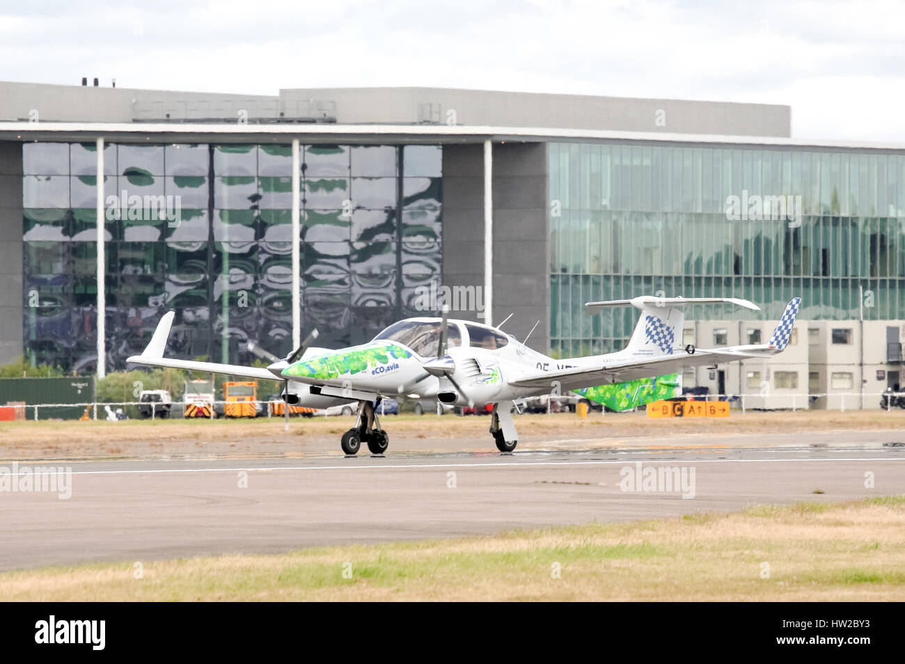 Grüne Energie Flugzeug - eine EADS Diamond DA42, angetrieben durch Algen Biokraftstoff auf dem Laufsteg auf der Farnborough Airshow, UK Stockfoto