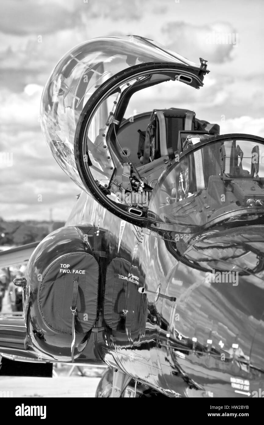 schwarze und weiße militärische Düsenjäger Baldachin Stockfoto