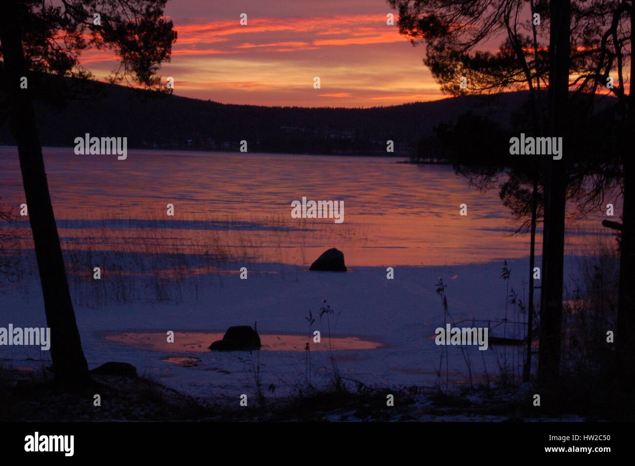 Sonnenuntergang auf einem zugefrorenen See Stockfoto