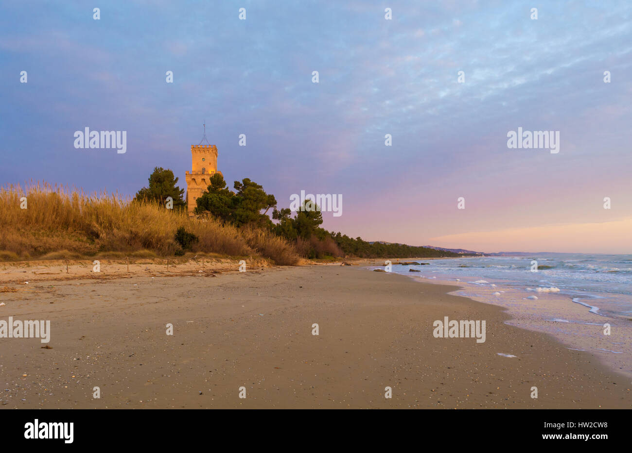 Pineto (Abruzzen, Italien) - den Sonnenaufgang an der Adria, von Pineto Beach, neben dem Torre di Cerrano Schloss Stockfoto