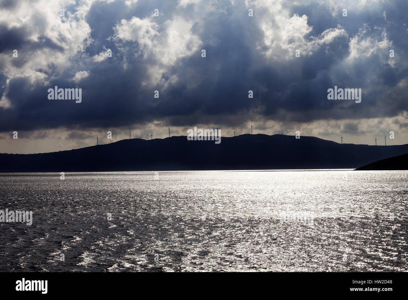 Sonne Meer, Windpark auf die Berge und bewölktem Himmel vor Sturm. Türkei, Küste von Marmara im Herbst. Stockfoto