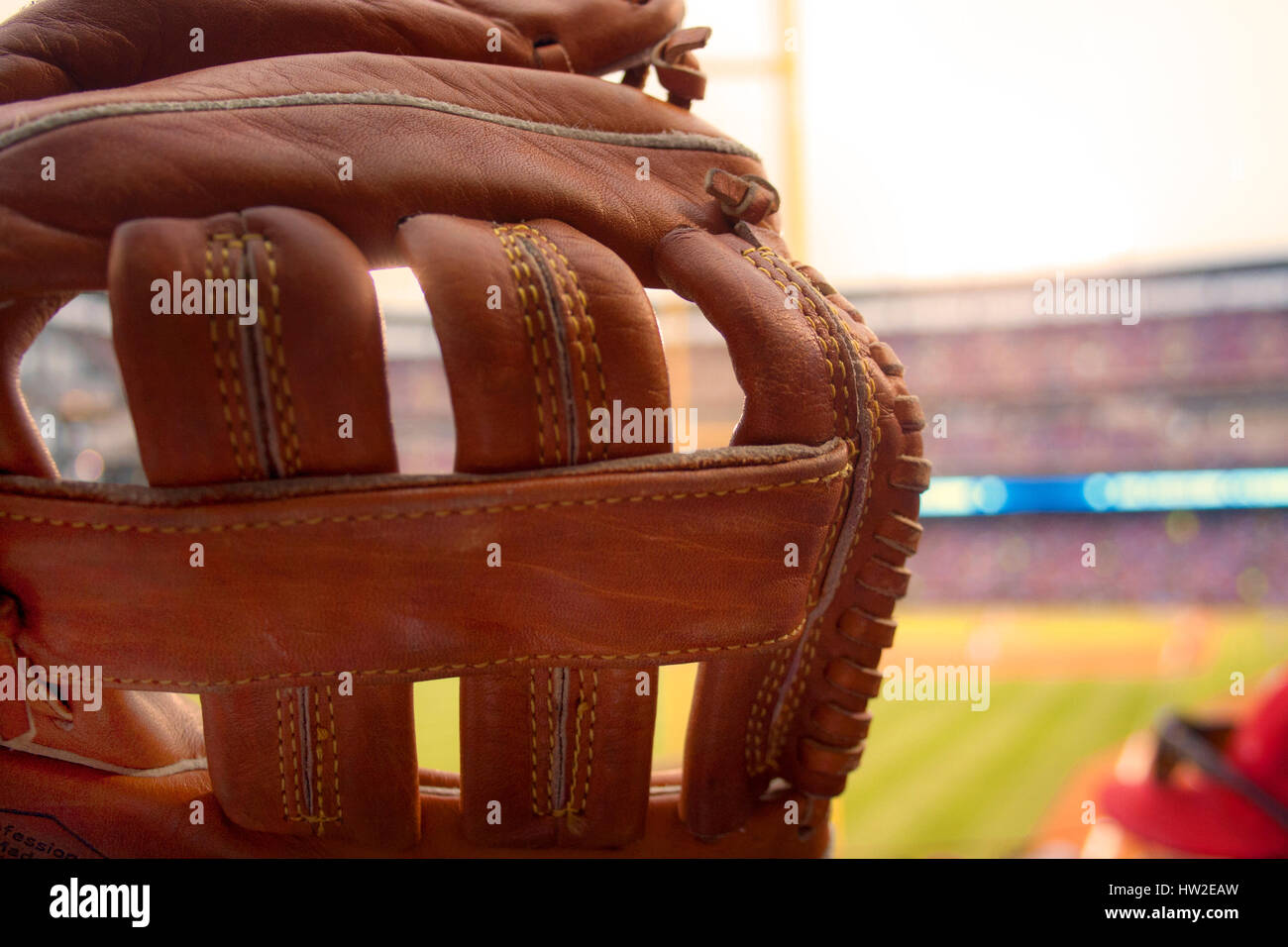Ein Baseballhandschuh bereit, einen Foul Ball bei einem Baseballspiel zu fangen. Stockfoto
