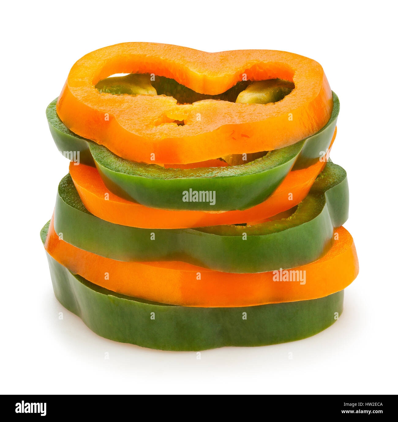 in Scheiben geschnittene orange grüne Paprika, die isoliert Stockfoto