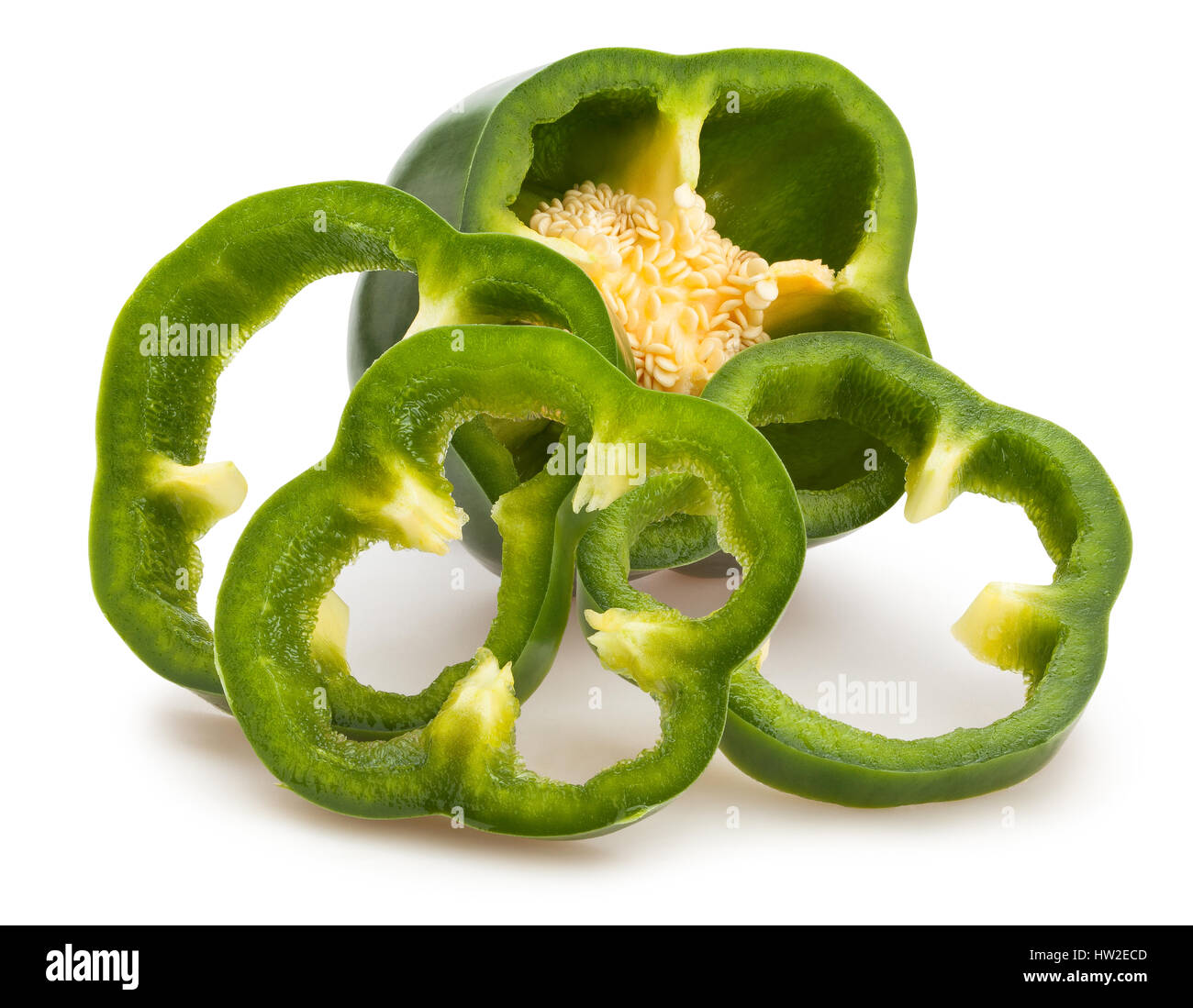 in Scheiben geschnittenen grünen Paprika, isoliert Stockfoto