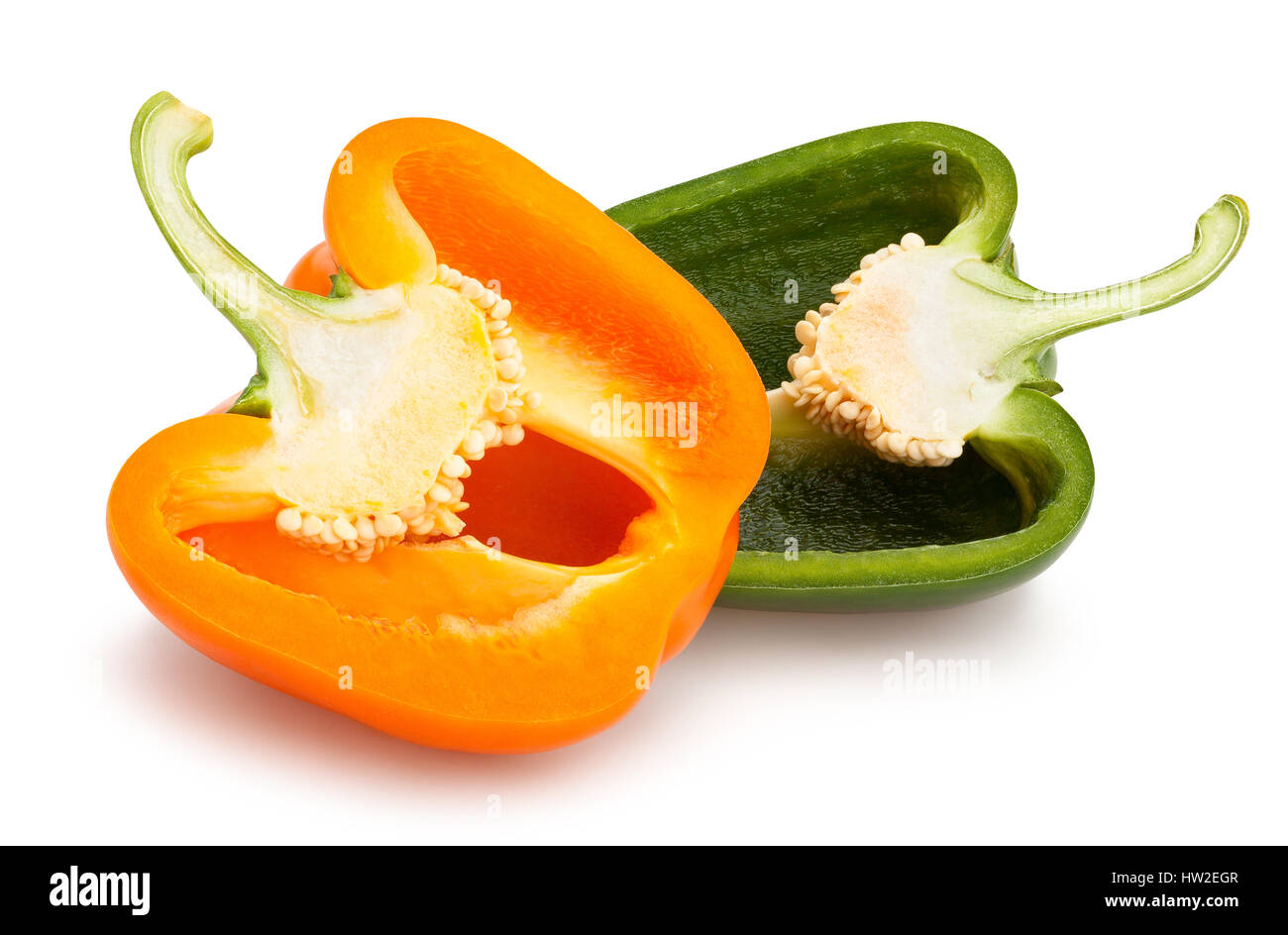 in Scheiben geschnittene orange grüne Paprika, die isoliert Stockfoto